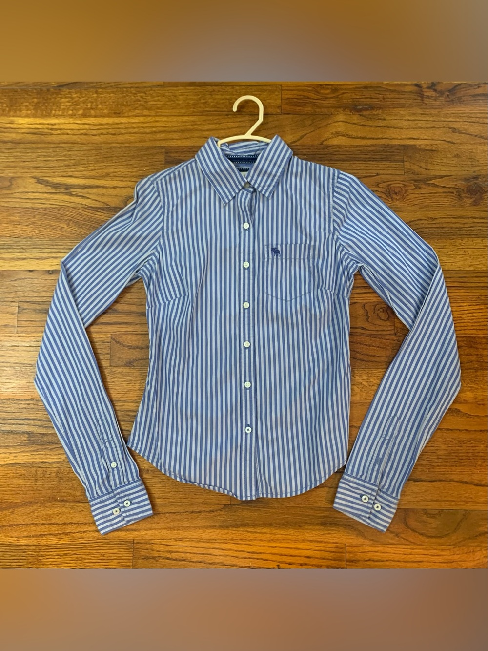 Abercrombie & Fitch LS Blue & White Stripe Button Down Blouse
Small 4 - 6
Pocket - Picture 3 of 16